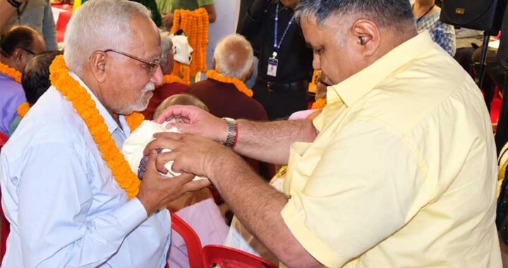 अंतर्राष्ट्रीय वृद्धजन दिवस पर सियानगुड़ी में बुजुर्गों का सम्मान,  राजेश अग्रवाल ने शॉल-फल भेंट कर लिया आशीर्वाद