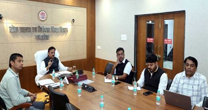 समयबद्ध एवं गुणवत्तापूर्ण स्वास्थ्य सेवाओं से ग्रामीणों का विश्वास जीतें चिकित्सक, मैदानी अमले से सतत बनाए रखें संवाद : उप मुख्यमंत्री  शुक्ल