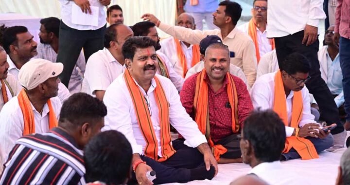 ग्रामीणों के बीच जमीन पर बैठकर उप मुख्यमंत्री ने किया आत्मीय संवाद, 74.80 लाख रुपए के विकास कार्यों की दी सौगात