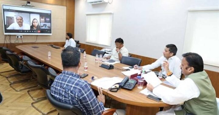 ग्रामीण क्षेत्रों में सेवाभाव और समर्पण के साथ स्वास्थ्य सेवाएँ दें बांड डॉक्टर्स : उप मुख्यमंत्री शुक्ल